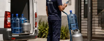 Entregador levando a mercadoria até a porta do cliente.